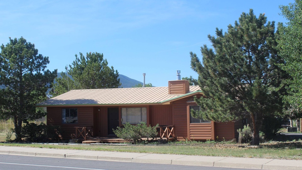 Eagle Nest House | Elk View Cabin - A lovely mountain retreat. Family-friendly and dog-friendly.