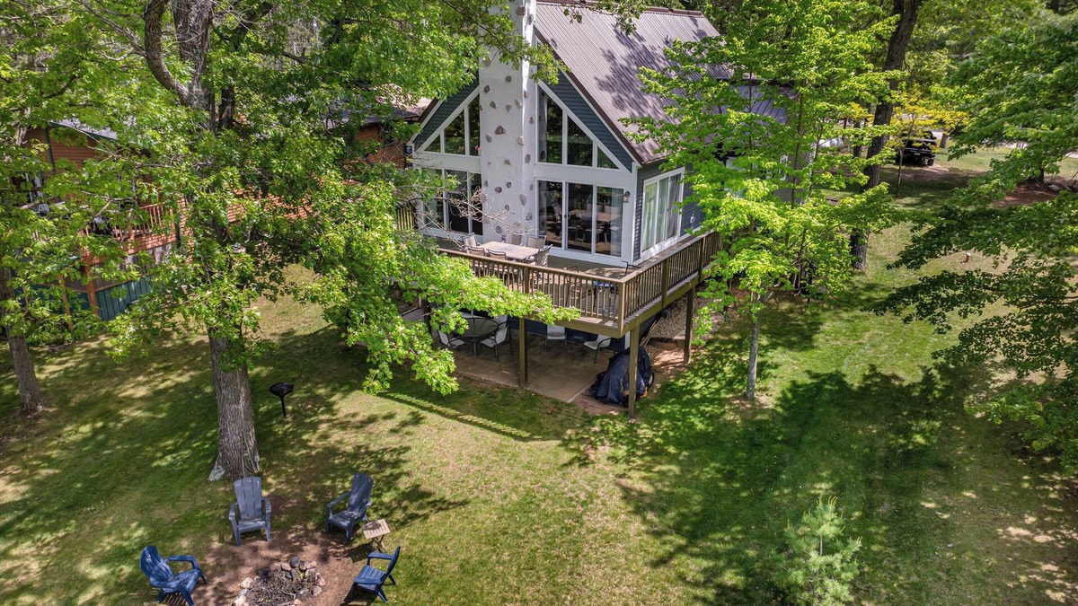 Oxford House | Elkhorn Lodge on Lake McGinnis Near Wisconsin Dells