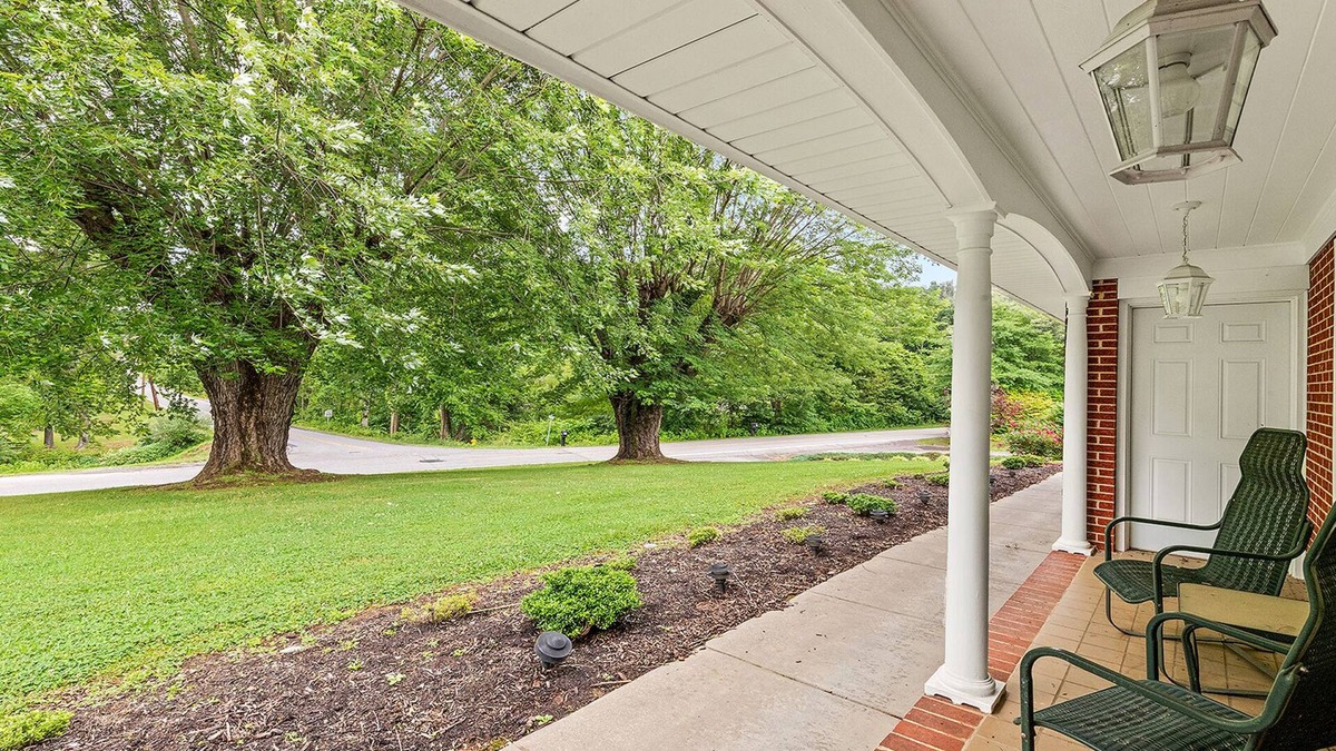 Clyde House | Elle Jay’s Nest, Centrally Located to Waynesville or Asheville