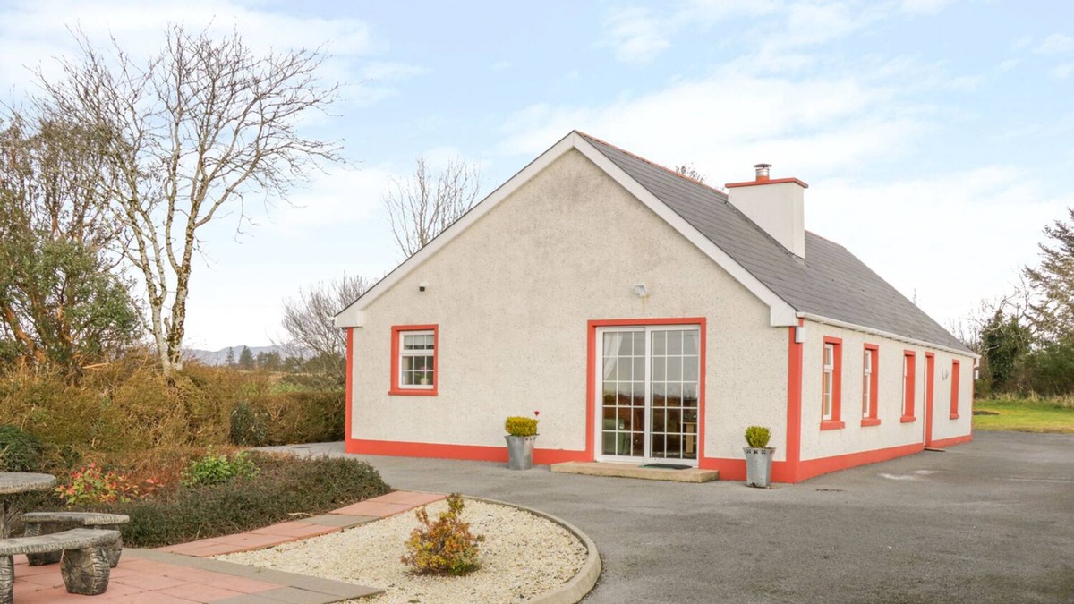 Mountcharles Cottage | ELLEN'S COTTAGE, family friendly in Mountcharles, County Donegal