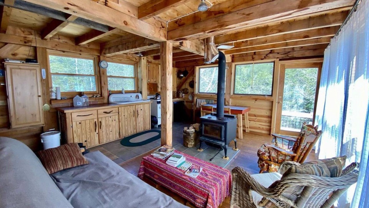 Champion Cabin | Ellens’s Cabin Where comfort meets wilderness, remote yet cozy