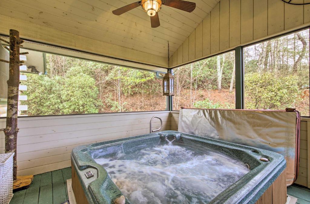 Ellijay House | Ellijay Cabin with Porch and Private Hot Tub!