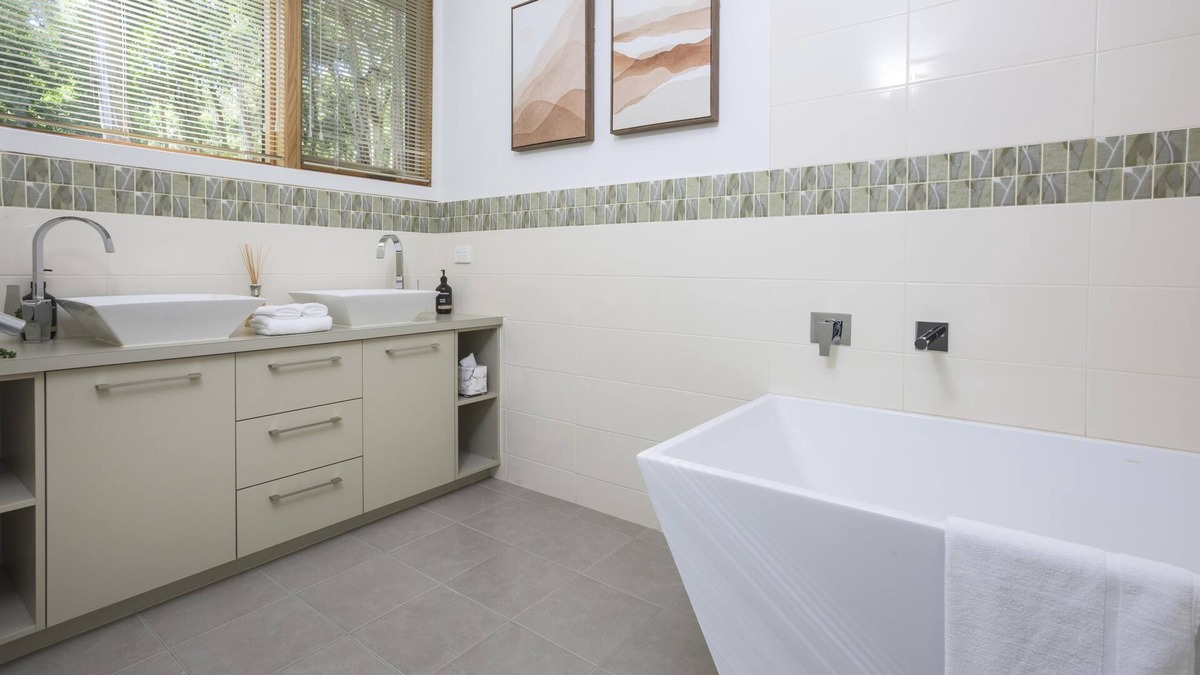 Upwey Villa | Elliott Lodge - Two storey lifestyle property sleeps 10