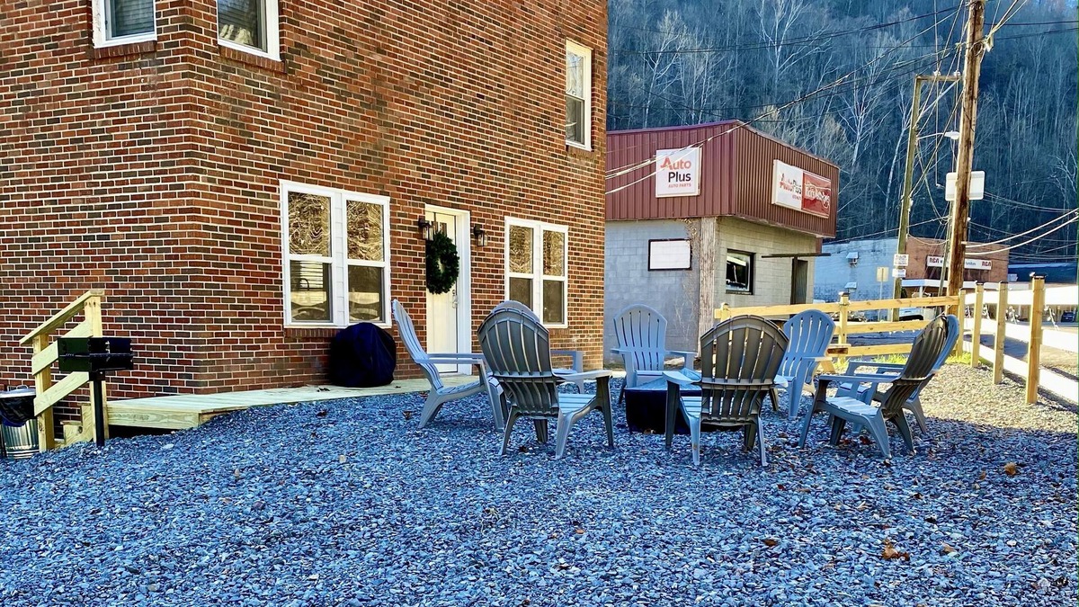 Gilbert Apartment | Ellis Apartment at Main Street Lodging Gilbert, WV