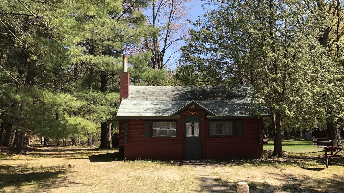Grawn Cabin | Ellis Lake Resort - Doghouse Log Cabin-Interlochen/Traverse City