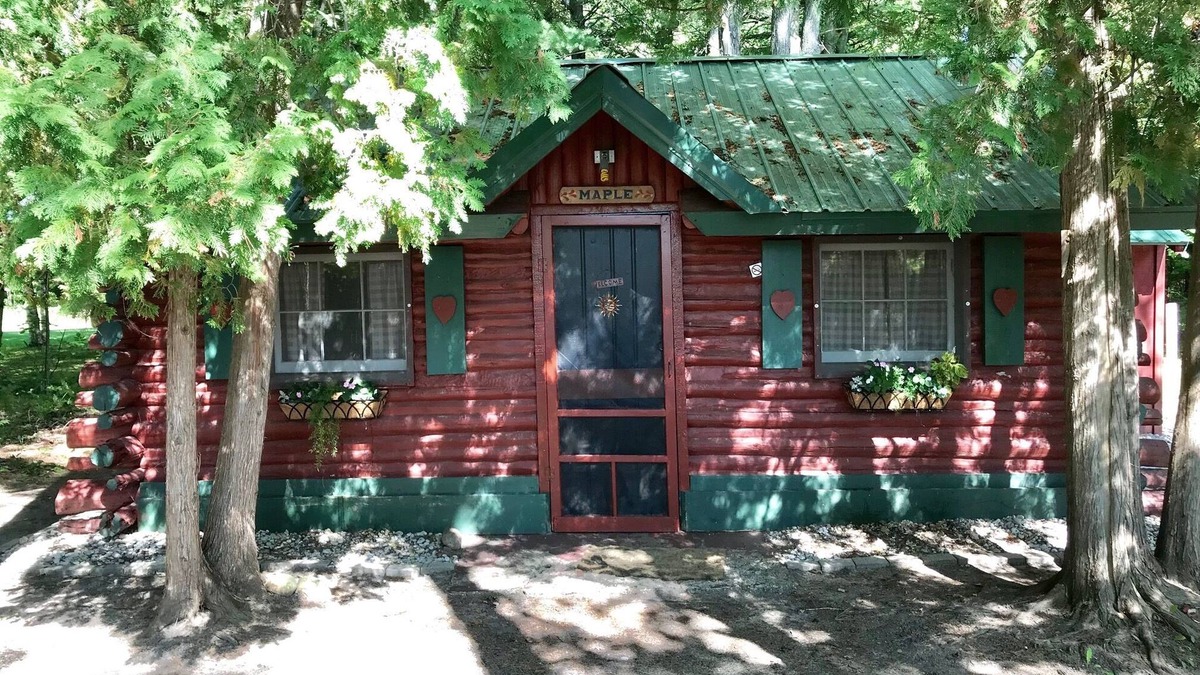 Grawn Cabin | Ellis Lake Resort - Maple Log Cabin-Interlochen/Traverse City