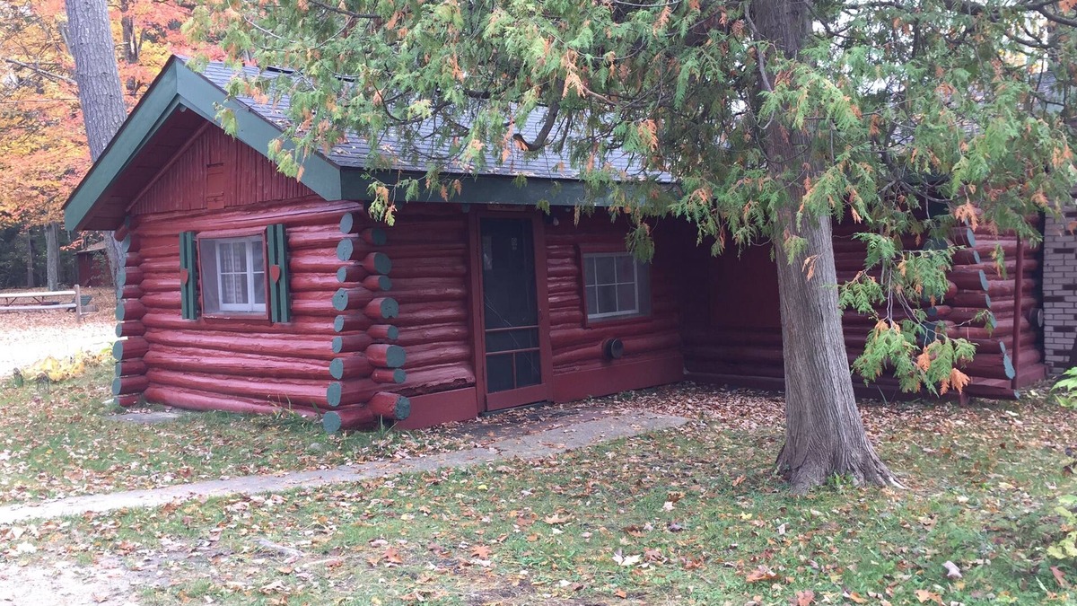 Grawn Cabin | Ellis Lake Resort - Oak Logroom-Interlochen/Traverse City