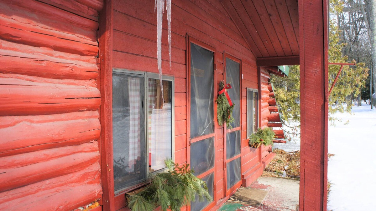 Grawn Resort | Ellis Lake Resort - Tamarack Logroom-Interlochen/Traverse City
