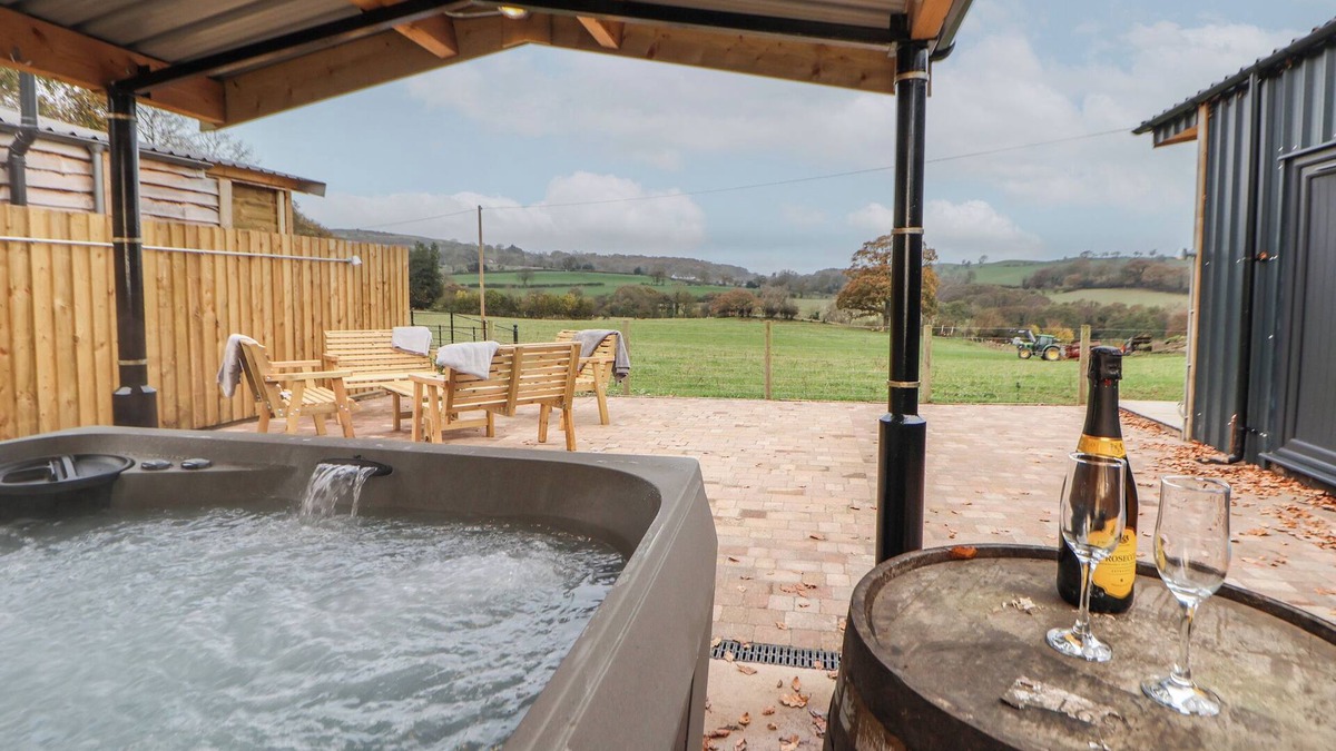 Ruthin Cottage | ELLIW, family friendly, with hot tub in Ruthin