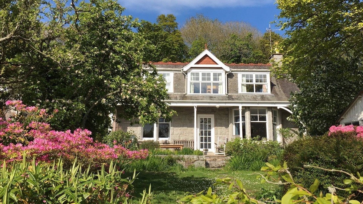 Kippford Cottage | Elm Cottage - a house that sleeps 8 guests in 4 bedrooms