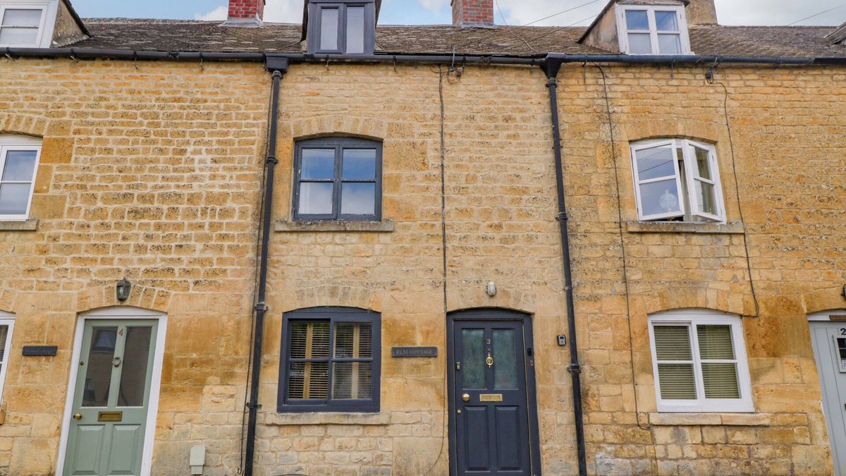 Moreton-in-Marsh Cottage | ELM COTTAGE, pet friendly, with open fire in Moreton-In-Marsh