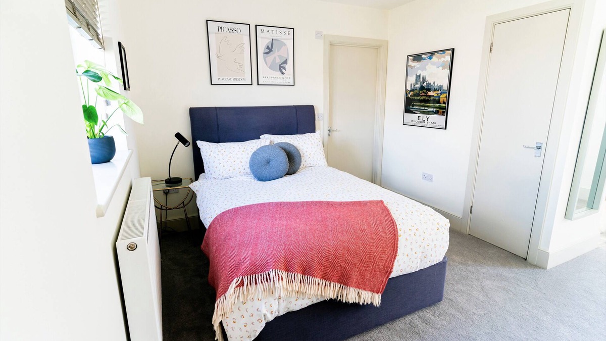 Ely Cottage | Elm Cottage - Stylish & Sunny Studio Flat with Countryside Views