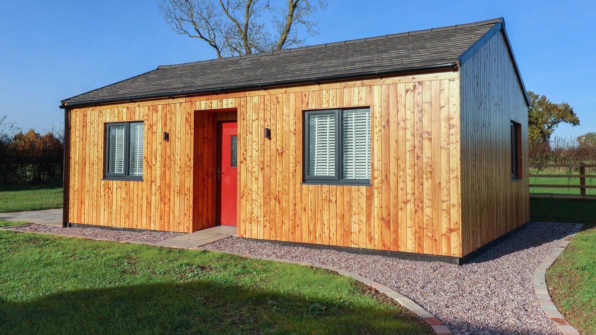 Radbourne Cabin | ELM LODGE, pet friendly, with a garden in Etwall
