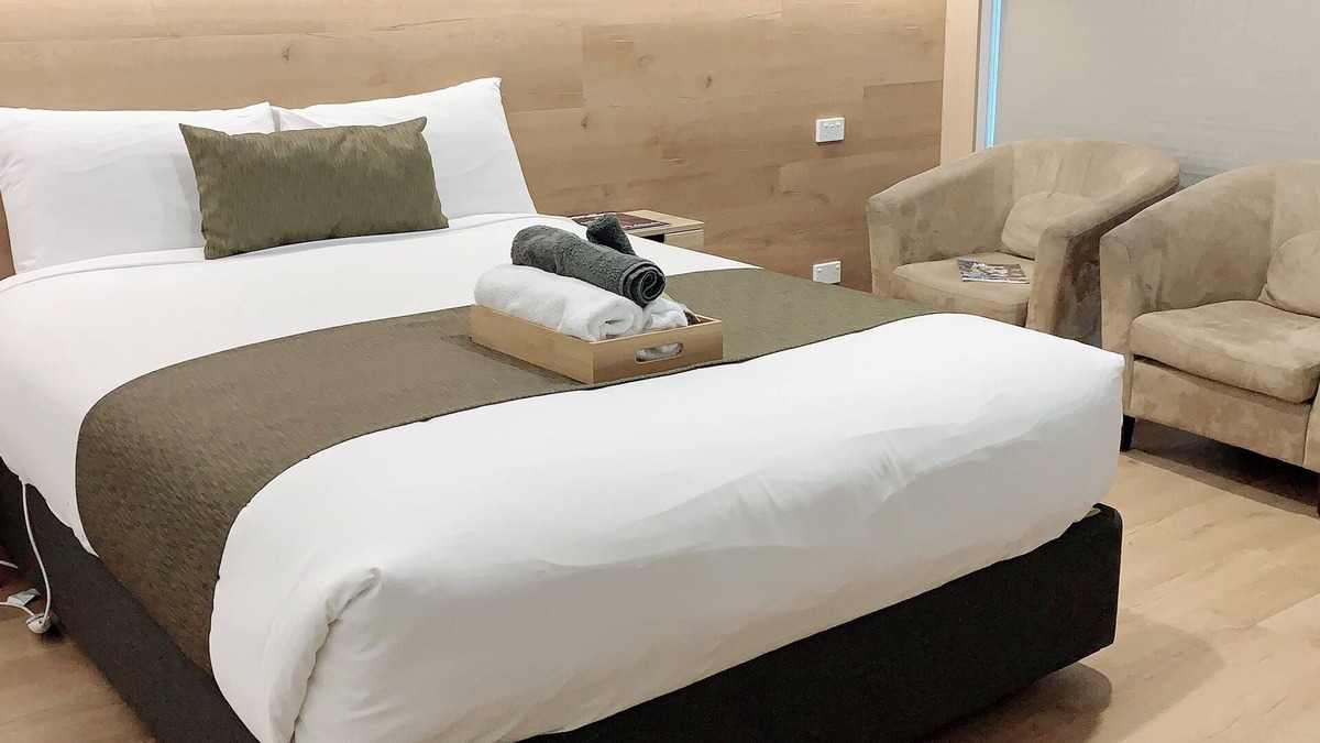 Golden Square Hotel | Elm Motel