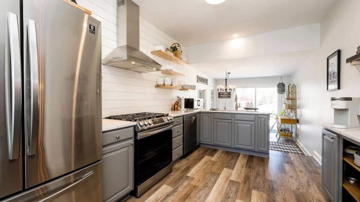 Three Oaks House | Elm St Retreat - 3 Min walk to Downtown Three Oaks