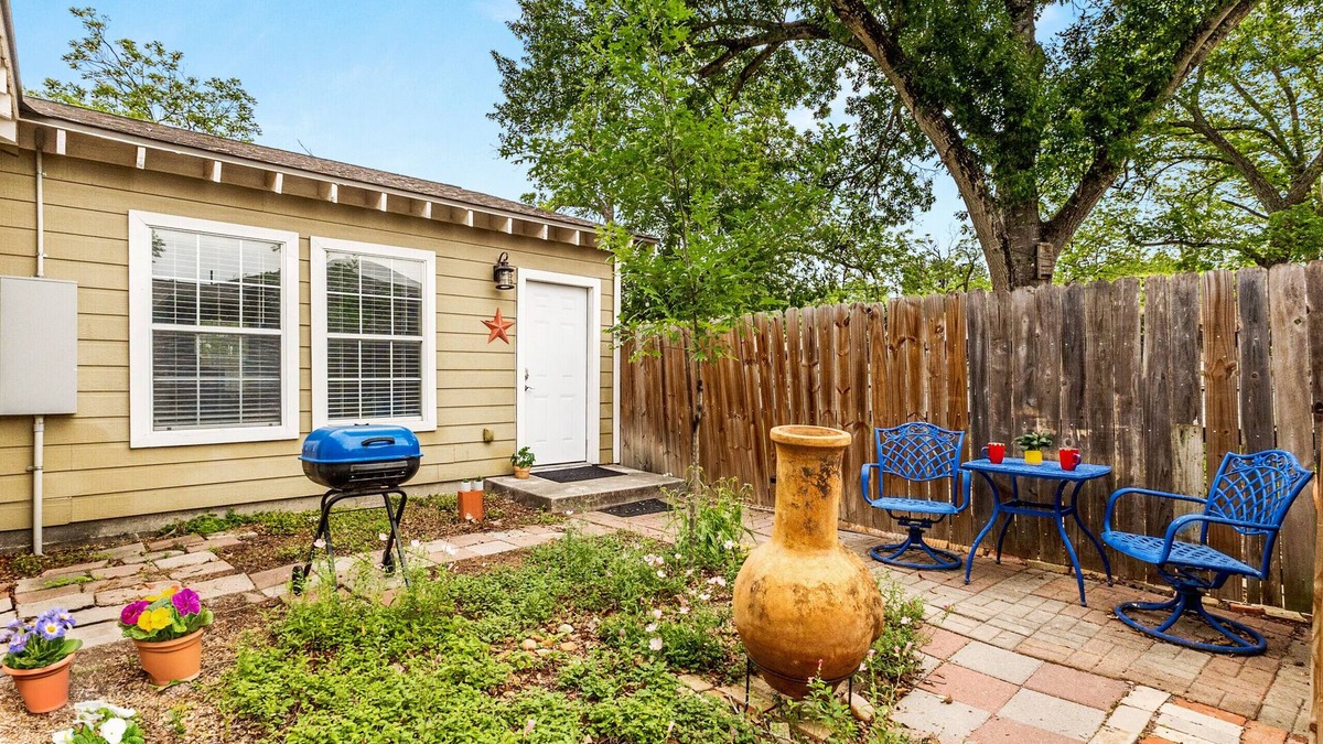 Seguin House | Elm Street Bungalow, Cozy Pet-Friendly Stay