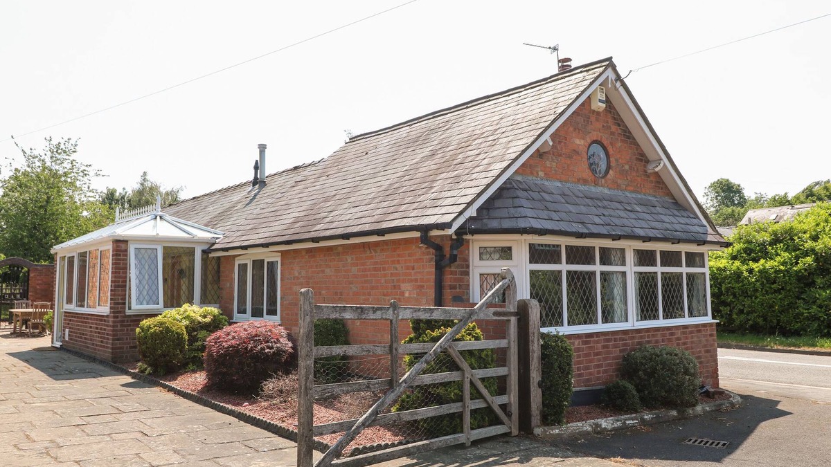 Melton Mowbray Cottage | ELM TREE COTTAGE, family friendly, with a garden in Melton Mowbray