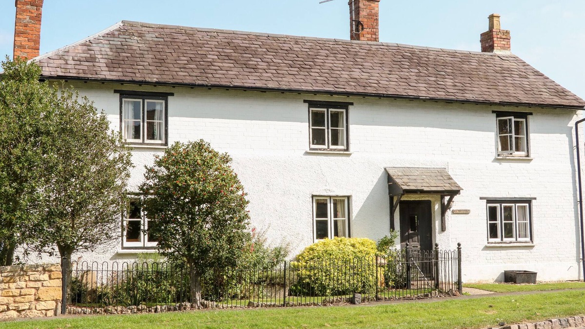 Quedgeley Cottage | ELMHURST COTTAGE, pet friendly, with open fire in Chipping Campden