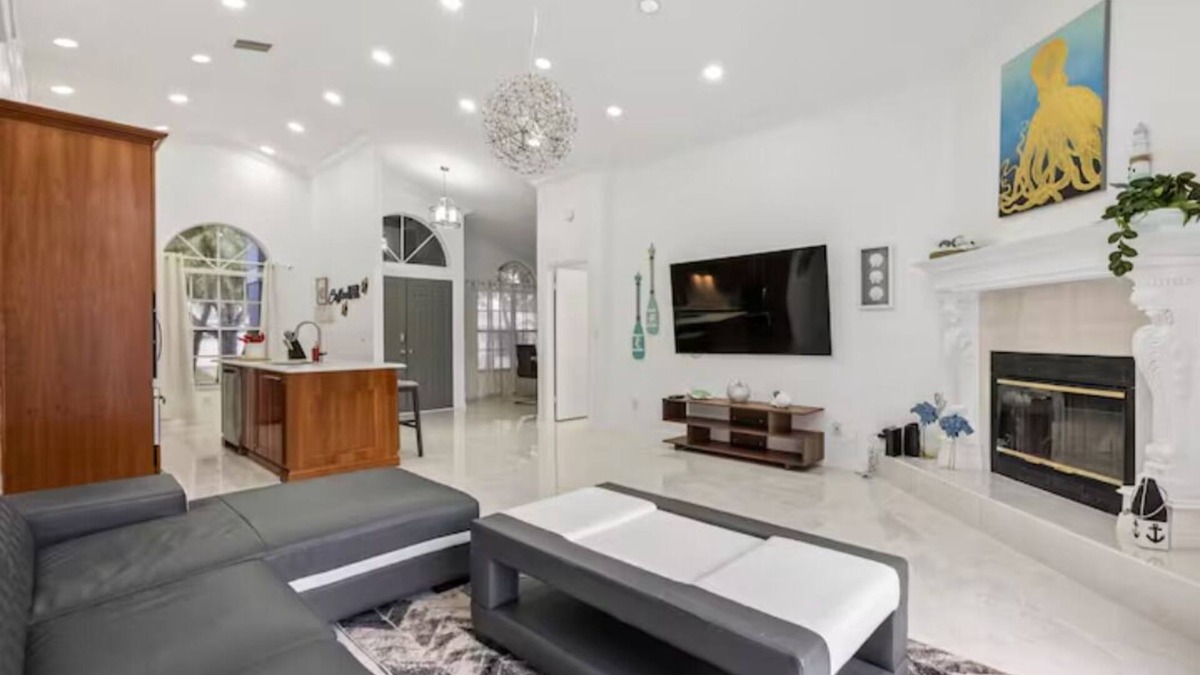 Pinellas Park House | Elmhurst Getaway Home w/screened POOL