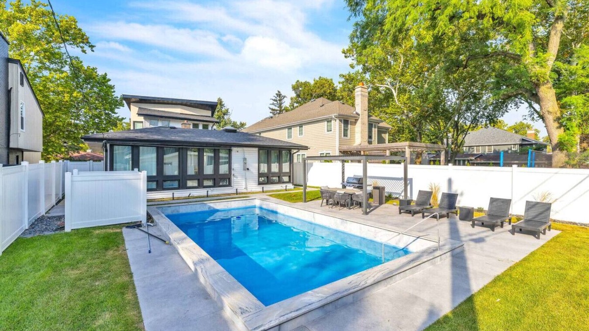 Elmhurst Apartment | Elmhurst Luxury 4BR w/Pool, Fenced Yard, Downtown