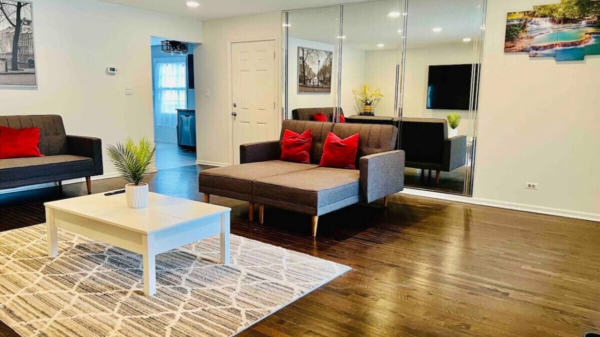 Elmhurst House | "Elmhurst Oasis: Extended O'Hare Stay"