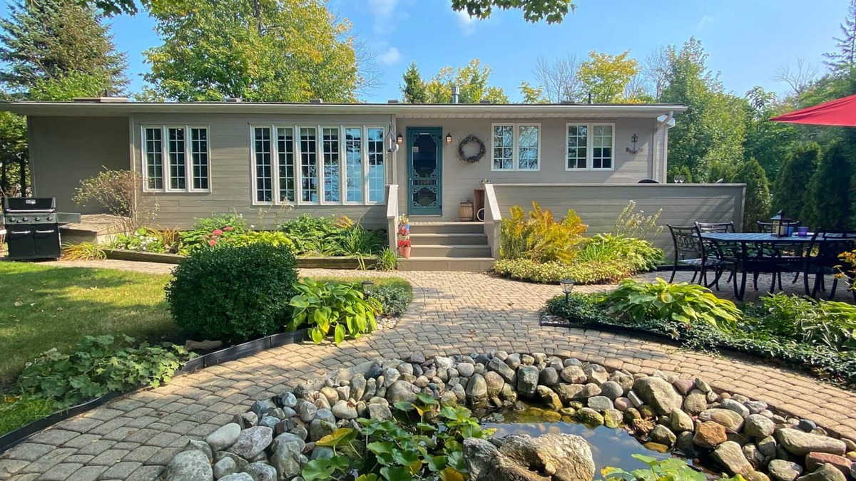 Bluewater Cottage | Elmslie Oasis - Stunning lake views - Private Lake Access