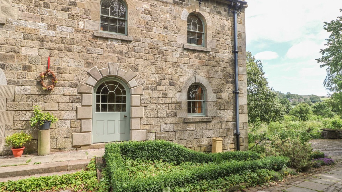 Longnor Apartment | ELMWOOD, romantic, luxury holiday cottage, with a garden in Longnor
