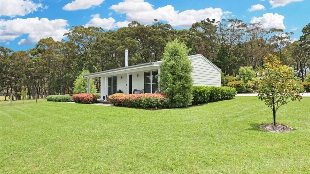 Fitzroy Falls Cottage | Elysium Cottage - A Cosy Retreat with Water Views