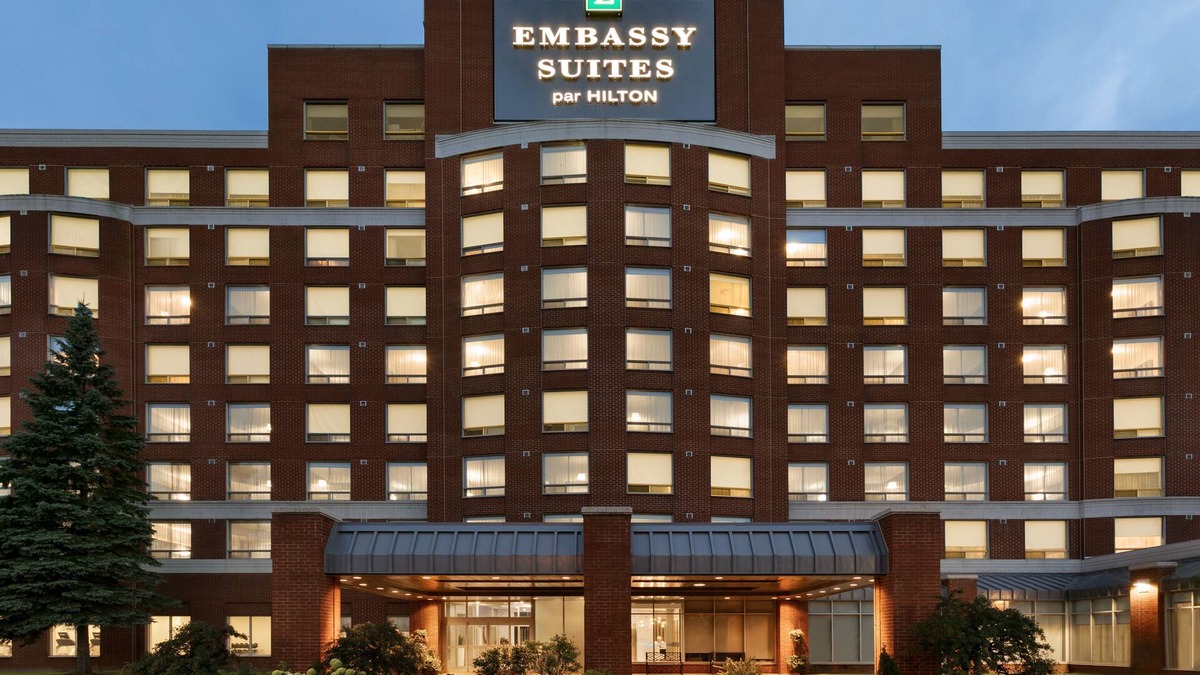 Pointe Claire Hotel | Embassy Suites by Hilton Montreal Airport
