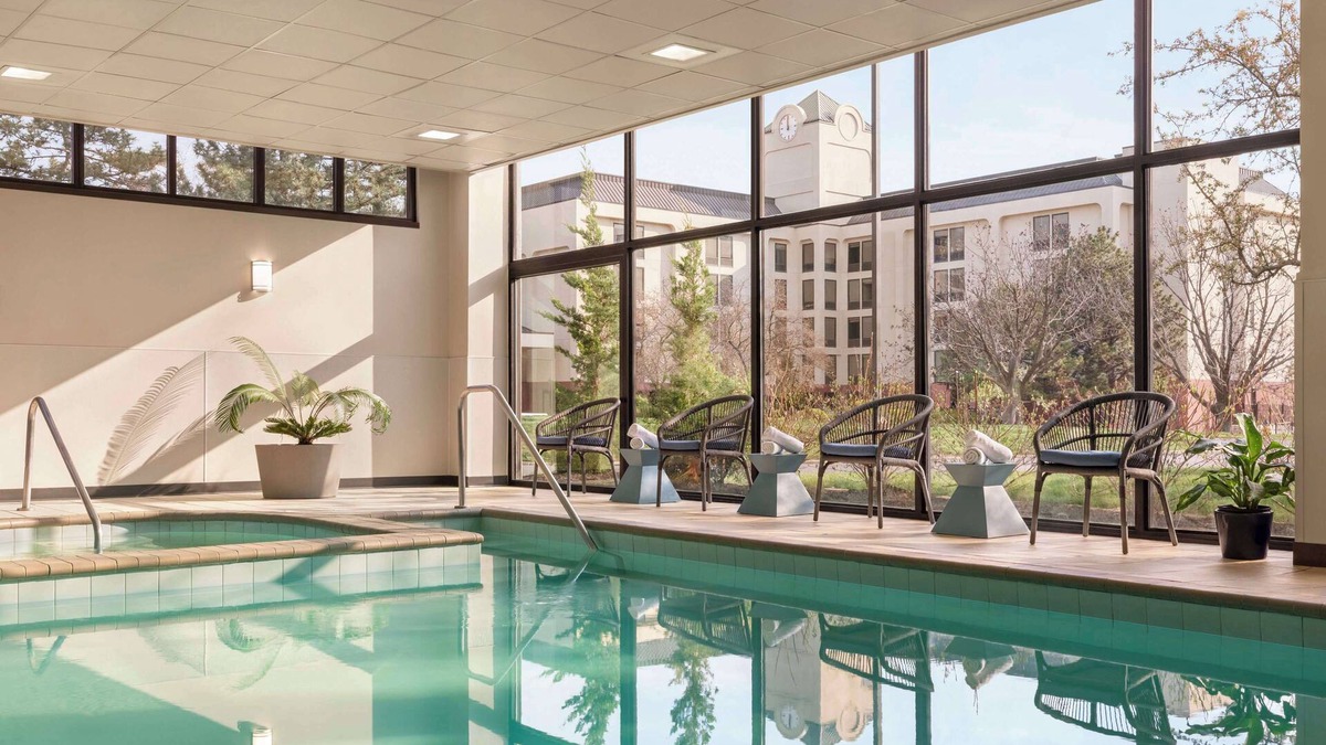 Overland Park Hotel | Embassy Suites by Hilton Kansas City Overland Park