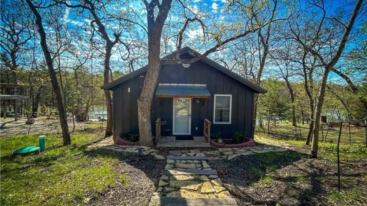 La Cygne Cabin | Ember Lake Retreat LakeFront Getaway LaCygne