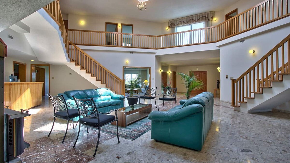 Halton Regional Municipality Villa | Embrace Spring in style on 25 acre of land with indoor heated swimming pool!
