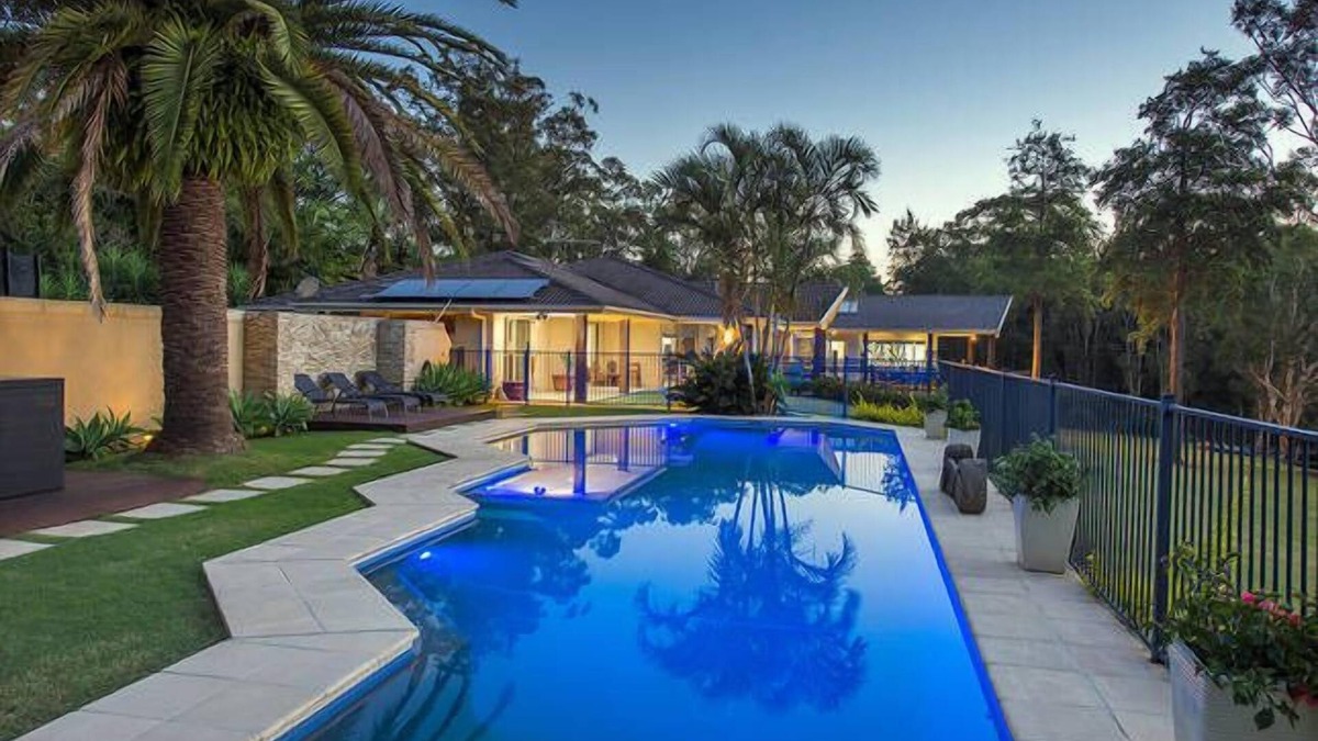 Emerald Beach House | EMERALD BEACH LAKE FRONT ESTATE-Heated Pool, Spa, Pizza Oven, Fire Pit, on Lake
