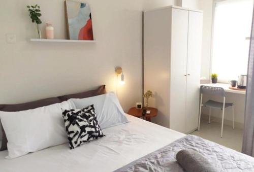Pondok Aren Apartment | Emerald Bintaro by Kakarama Room