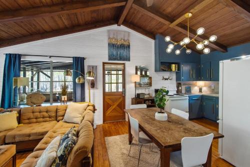 Shreveport House | Emerald Cove Cabin- Lake Front With Kayaks!