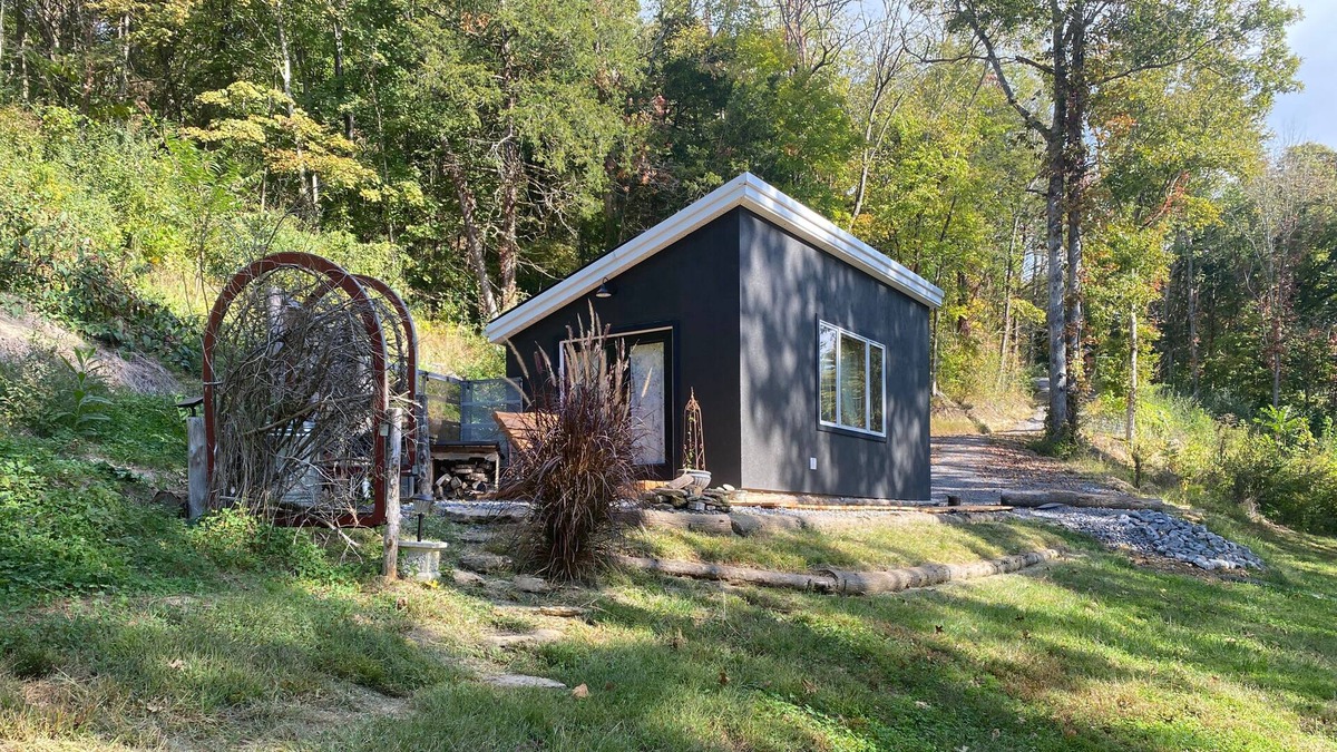 Whitleyville Cabin | Emerald Eyes Cliffside Tiny House on 30 acres with River & Countryside Vistas