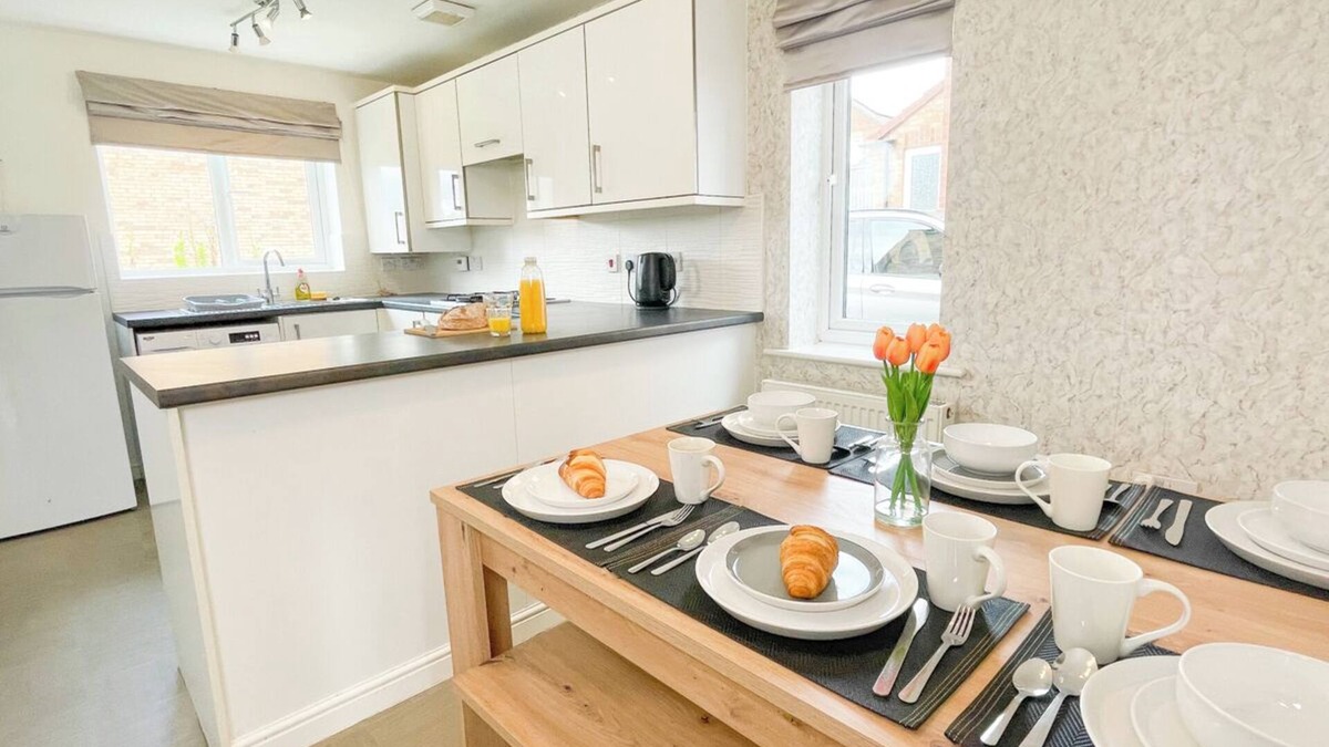 Knottingley House | Emerald House -3 bed - Free Parking