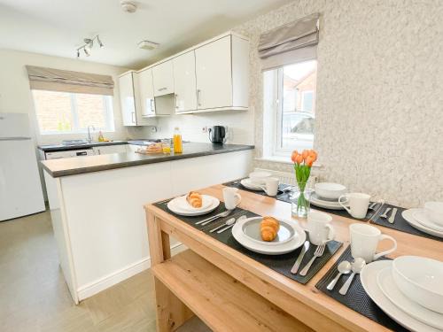 Knottingley House | Emerald House -3 Bed - Free Parking