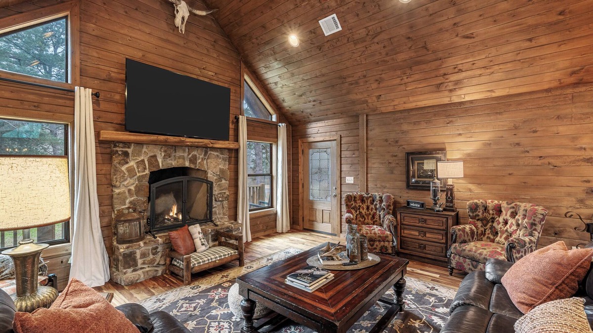 Shreveport House | Emerald Isle Lakefront Lodge with Hot Tub