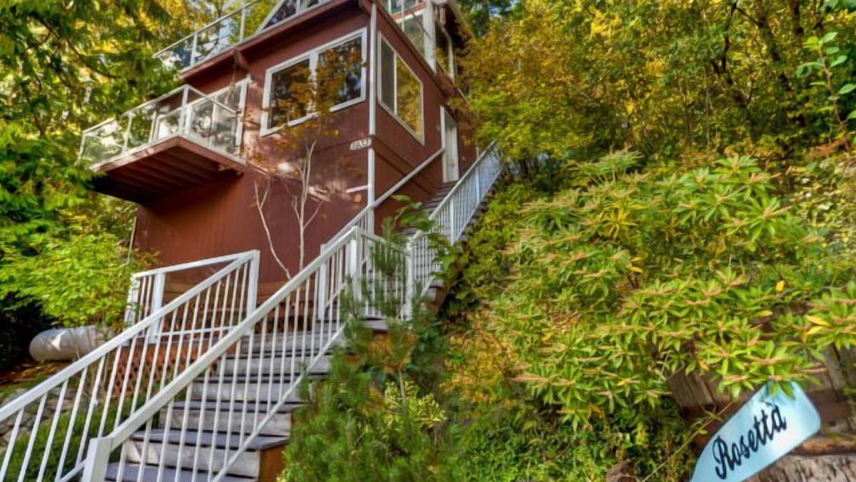 Bellingham Apartment | 'Emerald Lake' Studio - WE HAVE WATER LILIES!