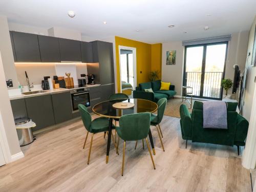 Holbeck Apartment | Emerald Retreat