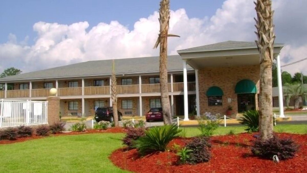 Milton Hotel | Emerald Sands Inn