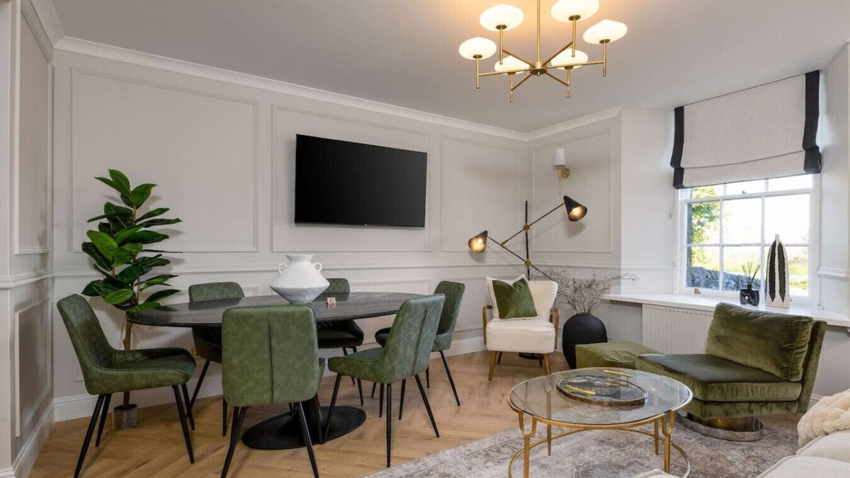 Dalavich Apartment | Emerald Suite, The Stirling Residence