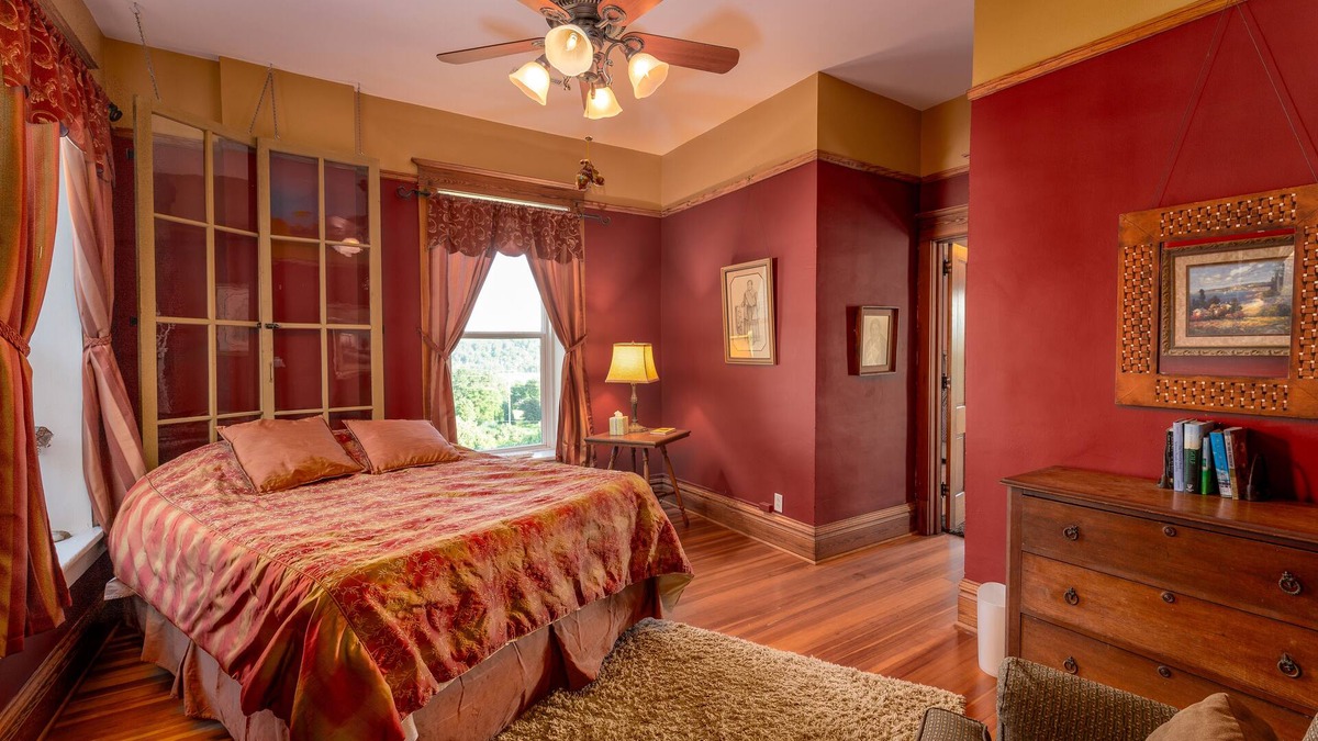 Elkader House | Emma Big Bear Suite at Elkader Jailhouse Inn
