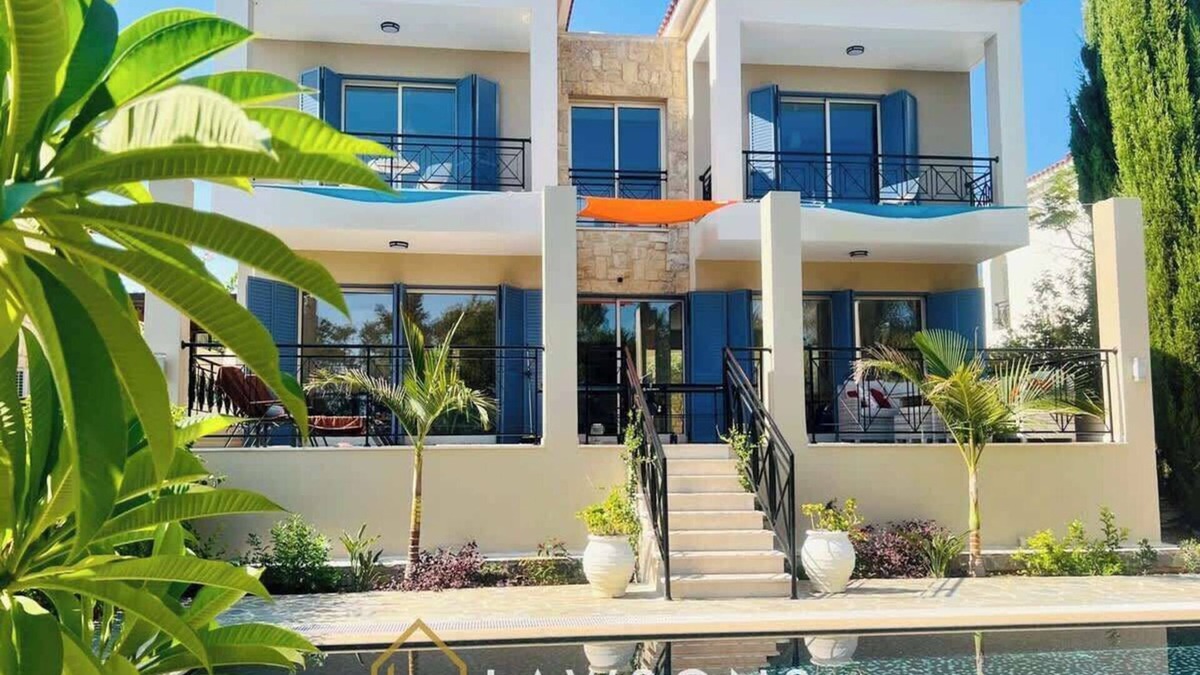 Neo Chorio House | Emma Maria Summary: W