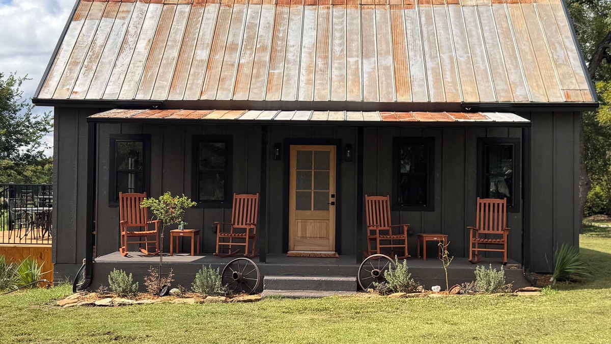 Saint Jo House | Emma Sue-walking distance to Red River Station