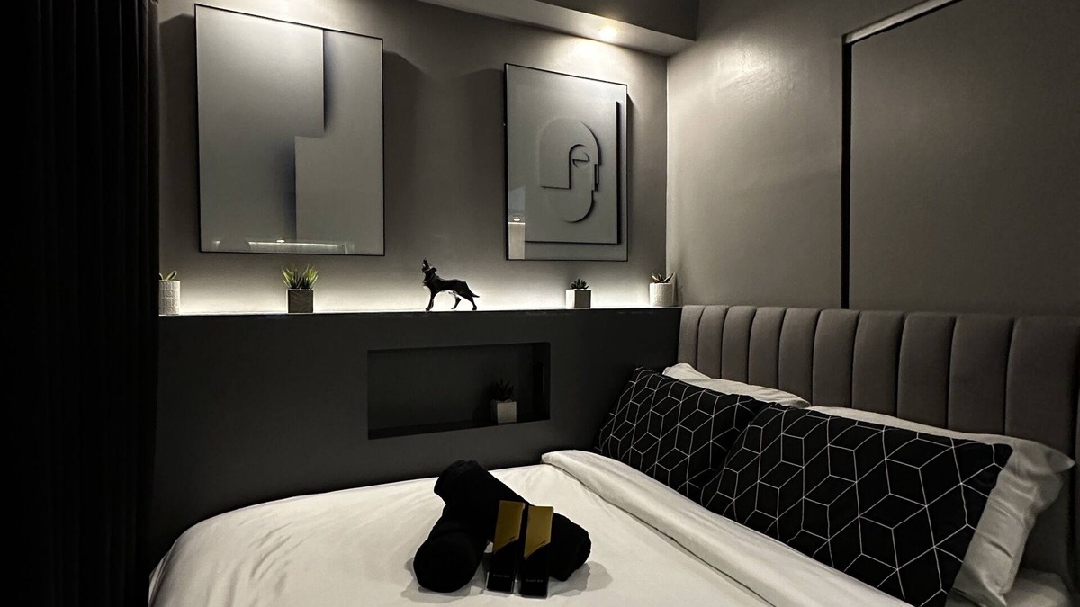 Highway Hills Condo | EmmaSleep, DysonFan, Netflix, Disney+, PS4™ - 1BR w/Balcony - City & Pool View