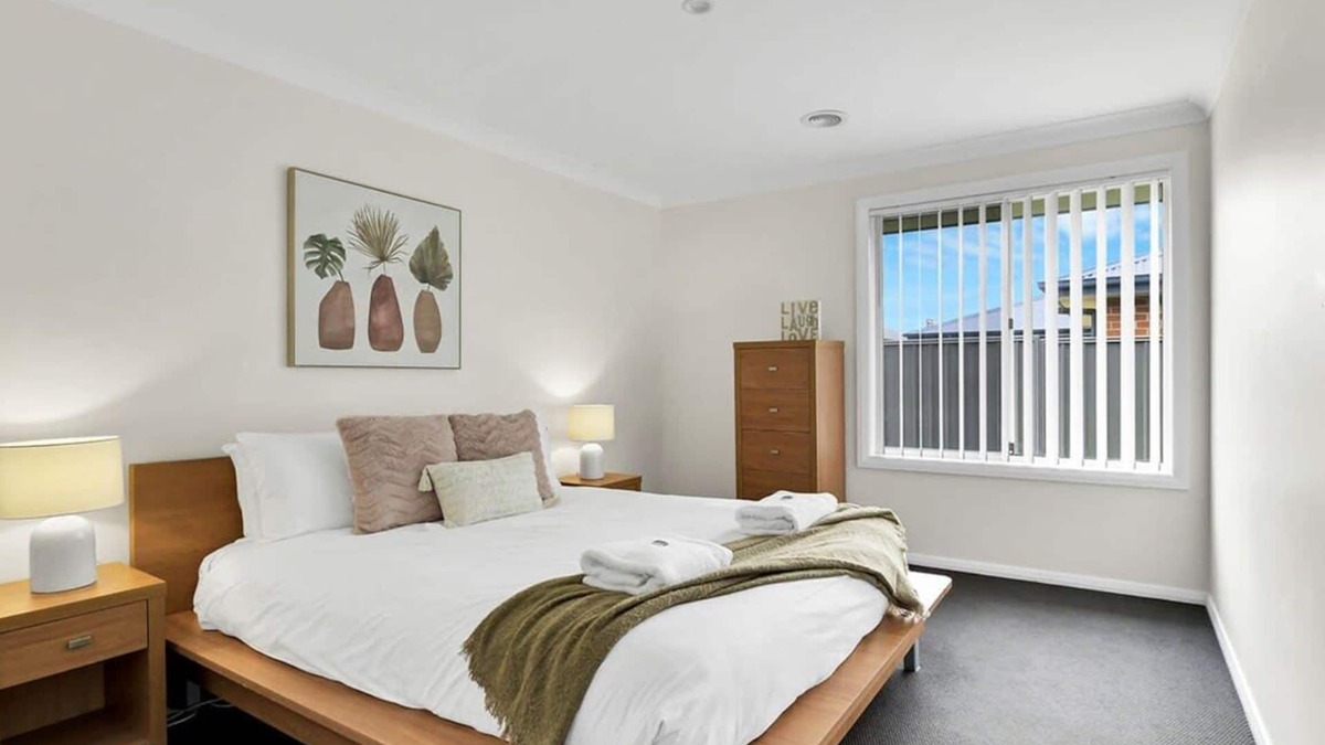 Orange House | Emmaville - Modern, Convenient & Pets Allowed
