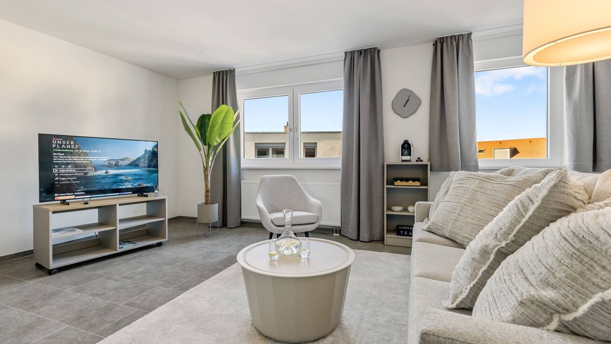 Denzlingen Apartment | EMPiRE: KingBed | City View | Disney+| Parking
