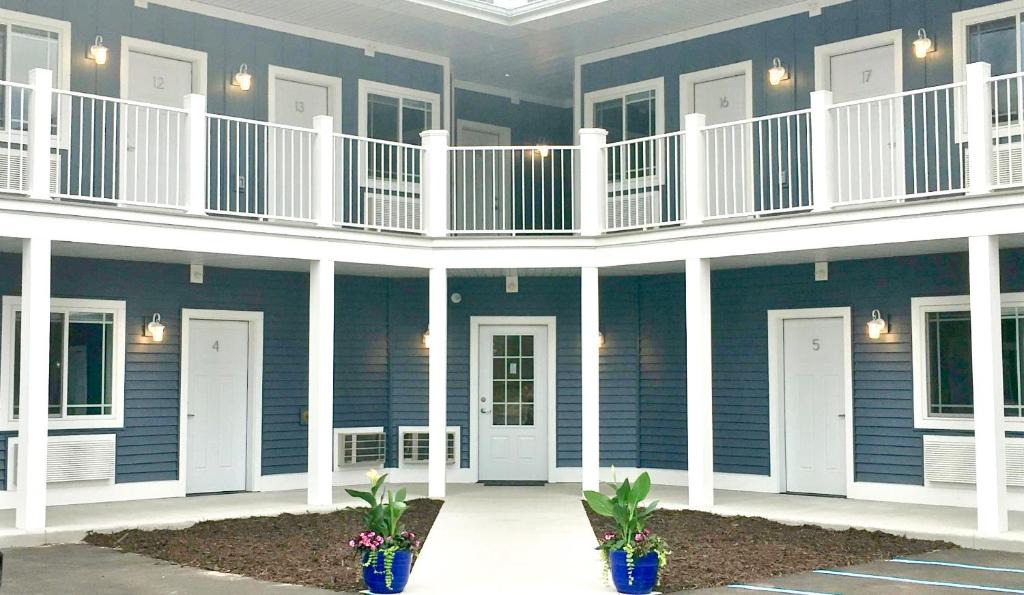 Empire Hotel | Empire Lakeshore Inn